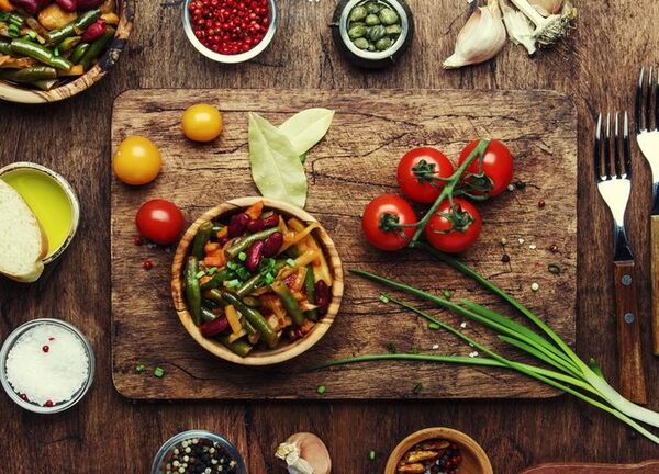 Tanjur s povrćem, žitaricama i proteinom na drvenom stolu